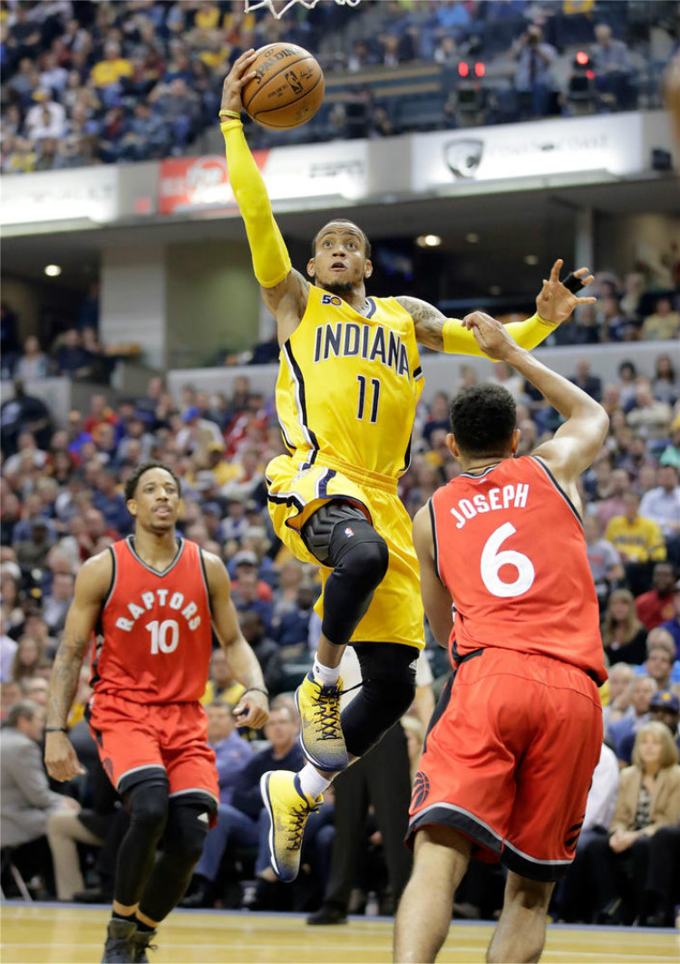 通过拍肩或 通过拍肩或