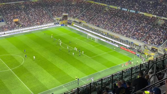 通过拍肩或 通过拍肩或