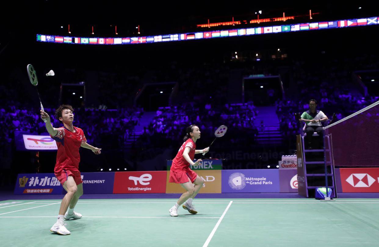 足的年轻球 足的年轻球